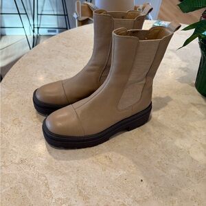 Sam Edelman waterproof boot 8.5 excellent condition